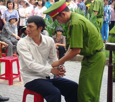 Bị chửi chơi bẩn, giết bạn trên sới bạc ảnh 1