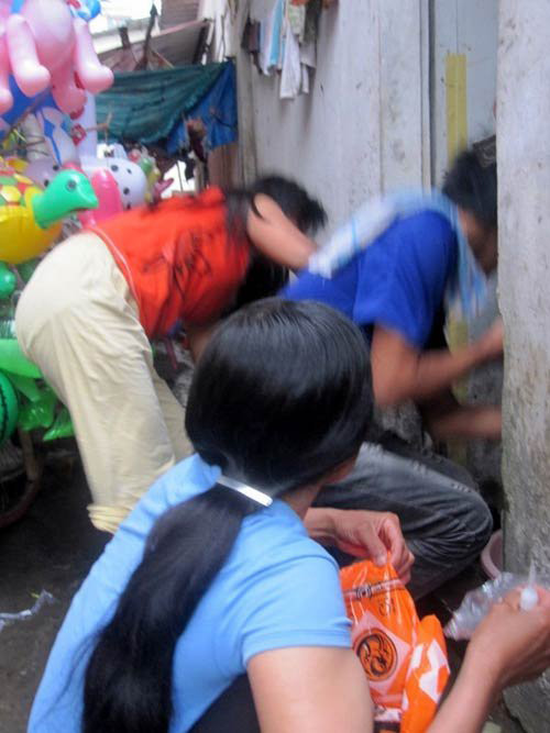 Xóm đàn bà bám trụ giữa lòng Hà Nội ảnh 1