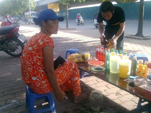 Chuyện cảm động ghi từ quán trà đá, Tin tức trong ngày, tra lai cua roi, tra lai tien, nguoi ban tra da, quan tra da, ben xe, sinh vien, bao, tin tuc, tin hot, tin hay