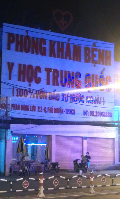 Phòng khám Trung Quốc “giam lỏng” bệnh nhân, Tin tức trong ngày, phong kham dong y trung quoc, phong kham trung quoc, benh nhan, giam long benh nhan, vien phi, dieu tri benh, nguoi nha benh nhan, bac si, cong an, giay phep kinh doanh