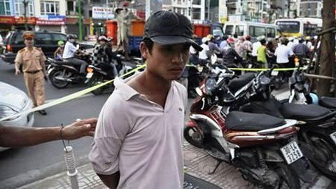 "Hai mẹ con" hung hăng lăng mạ CSGT ảnh 1 "Hai mẹ con" hung hăng lăng mạ CSGT, Tin tức trong ngày, lang ma csgt, csgt, chong nguoi thi hanh cong vu, canh sat, vi pham giao thong, bao, tin tuc, tin hot, tin hay