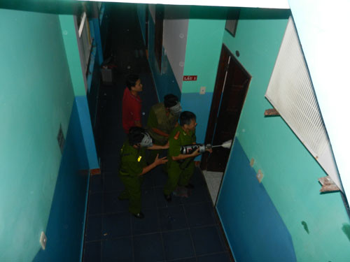 Chùm ảnh: Bắt tên nghiện khống chế bạn gái trong khách sạn ảnh 4