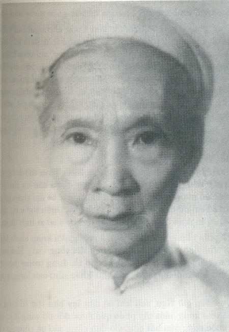 Vương phi Mai Thị Vàng, một trong những thứ phi của vua Duy Tân. Lấy vua Duy Tân và cùng chồng chịu không ít sóng gió của thời cuộc, bà Vàng từng theo vị vua yêu nước đi đày ở đảo Réunion thuộc Ấn Độ Dương (1916) nhưng được hai năm thì xin về lại Việt Nam vì không hợp khí hậu. Sau đó vua Duy Tân sống với 3 bà vợ ngoài giá thú. Riêng bà Vàng vẫn không chấp nhận đề nghị ly hôn của vua Duy Tân.