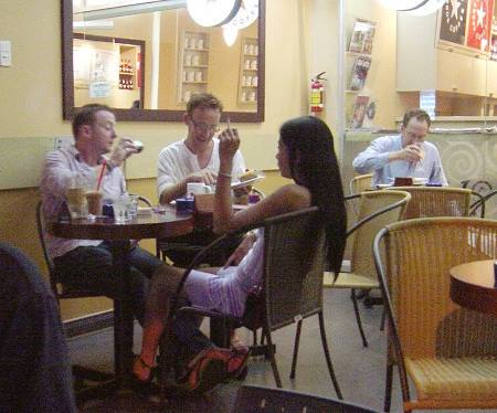 Cô gái này được tài xế xe ôm chở đến theo yêu cầu. Cô gái này được tài xế xe ôm chở đến theo yêu cầu.