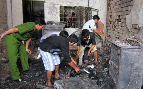 Cháy tiệm vàng: Cả nhà chết do khí độc ảnh 1 Cháy tiệm vàng: Cả nhà chết do khí độc, Tin tức trong ngày, chay tiem vang, nguoi thua ke tiem vang, nguoi thua ke, hoa hoan, chap dien, chay, tiem vang, chet chay, bao, tin tuc, tin hot, tin hay