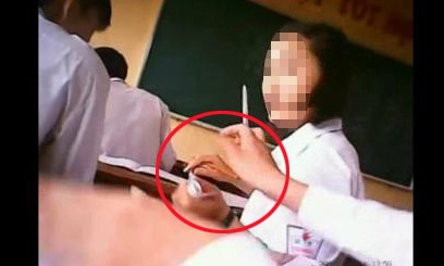 Hình ảnh ghi lại từ clip gian lân trong phòng thi Hình ảnh ghi lại từ clip gian lân trong phòng thi