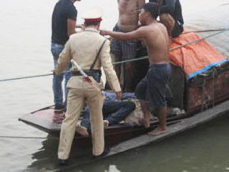 Chuyện tự tử trên cầu Chương Dương ảnh 2 Chuyện tự tử trên cầu Chương Dương, Tin tức trong ngày, tu tu o cau chuong duong, tu tu, tu van, nhay cau tu tu, thuong ta le duc doan, canh sat giao thong, cau chuong duong, bao, tin hay, tin hot, tin tuc