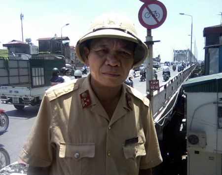 Chuyện tự tử trên cầu Chương Dương ảnh 1 Chuyện tự tử trên cầu Chương Dương, Tin tức trong ngày, tu tu o cau chuong duong, tu tu, tu van, nhay cau tu tu, thuong ta le duc doan, canh sat giao thong, cau chuong duong, bao, tin hay, tin hot, tin tuc