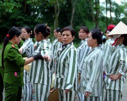 Một ngày của “mỹ nữ áo sọc” sau song sắt, An ninh Xã hội, pham nhan, trai giam, tu giam, song sat, dang sau song sat, vu an, bao