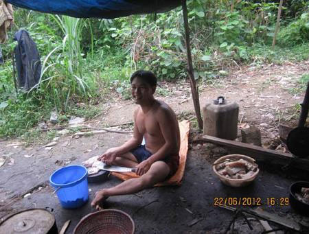 Đột nhập “lãnh địa vàng thổ phỉ”, Tin tức trong ngày, lanh dia vang, tho phi, dao vang, bao vang, khai thac vang, vang, dao vuon tim vang, khai thac vang trai phep, bao, tin tuc, tin hot, tin hay