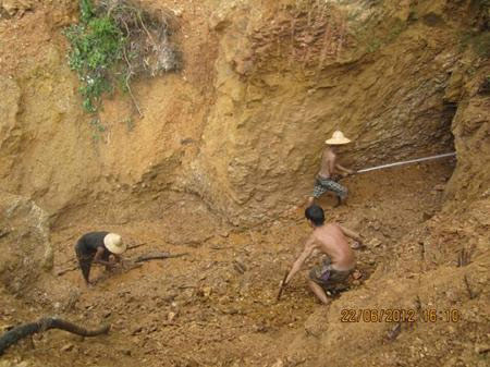 Đột nhập “lãnh địa vàng thổ phỉ”, Tin tức trong ngày, lanh dia vang, tho phi, dao vang, bao vang, khai thac vang, vang, dao vuon tim vang, khai thac vang trai phep, bao, tin tuc, tin hot, tin hay