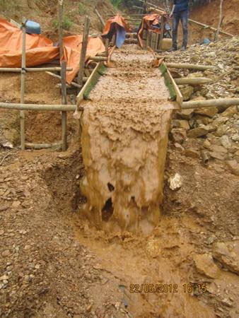 Đột nhập “lãnh địa vàng thổ phỉ”, Tin tức trong ngày, lanh dia vang, tho phi, dao vang, bao vang, khai thac vang, vang, dao vuon tim vang, khai thac vang trai phep, bao, tin tuc, tin hot, tin hay