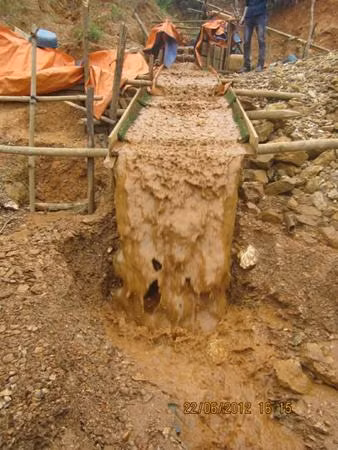 Đột nhập “lãnh địa vàng thổ phỉ”, Tin tức trong ngày, lanh dia vang, tho phi, dao vang, bao vang, khai thac vang, vang, dao vuon tim vang, khai thac vang trai phep, bao, tin tuc, tin hot, tin hay