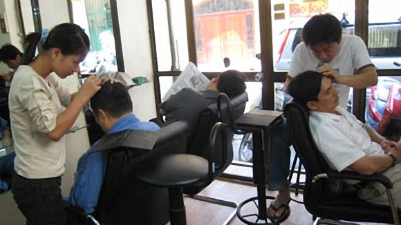 Nghề "độc" tại Hà thành: Nhổ tóc bạc, giũa móng, làm đẹp cho thú cưng ảnh 1 Nghề "độc" tại Hà thành: Nhổ tóc bạc, giũa móng, làm đẹp cho thú cưng ảnh 1