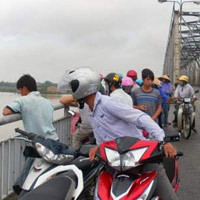 Nhiều người tập trung tại cầu Bến Thuỷ để tìm kiếm em A.