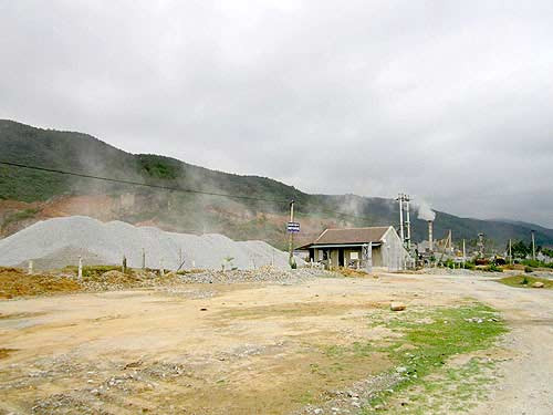 Phận làm phu treo đời trên vách đá, Tin tức trong ngày, phu da, khai thac da, mo da, tai nan o mo da, tai nan lao dong, nguoi phu, ngheo kho, kiem ke sinh nhai, bao, tin hay, tin hot, tin tuc