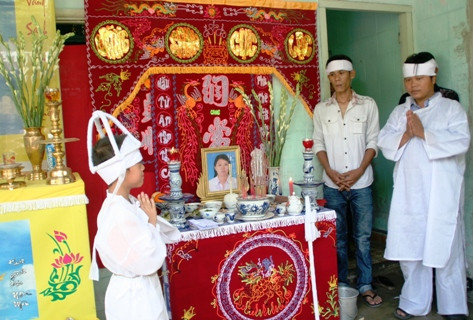 Anh Dương (chồng sản phụ Hảo) và con trai 8 tuổi bên bàn thờ chị Hảo