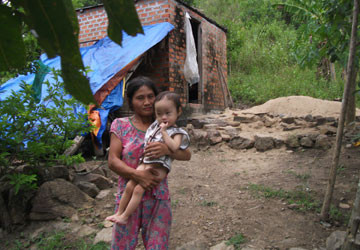 Vụ giải cứu cô gái “người rừng”: Lấy mẫu ADN để tìm cha cháu bé ảnh 1 Vụ giải cứu cô gái “người rừng”: Lấy mẫu ADN để tìm cha cháu bé ảnh 1