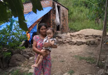 Vụ giải cứu cô gái “người rừng”: Lấy mẫu ADN để tìm cha cháu bé ảnh 1