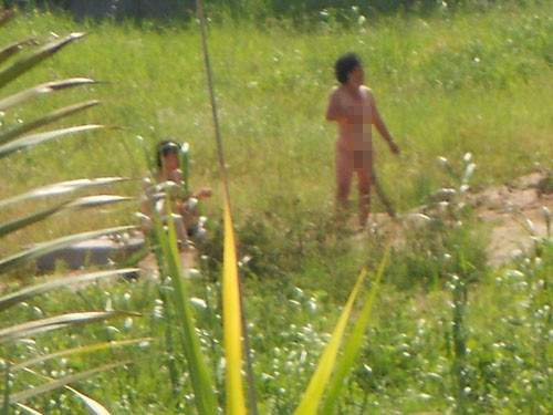 Mẹ con bà Lài lột hết quần áo, cản trở thi công. Mẹ con bà Lài lột hết quần áo, cản trở thi công.