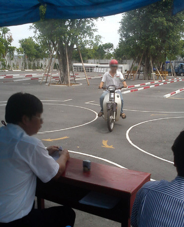 Thâm nhập đường dây thi thuê bằng lái xe, Tin tức trong ngày, thi thue bang lai xe, bang lai xe may, duong day thi ho, sat hach, sinh vien, bang lai xe gia, bao, tin tuc, tin hot, tin hay