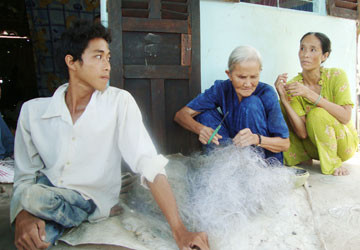 “Người vượn” nhọc nhằn kiếm sống, Tin tức trong ngày, nguoi vuon, nguoi tat nguyen, nghe ve chai, di tat bam sinh, liet, bao, tin tuc, tin hot, tin hay