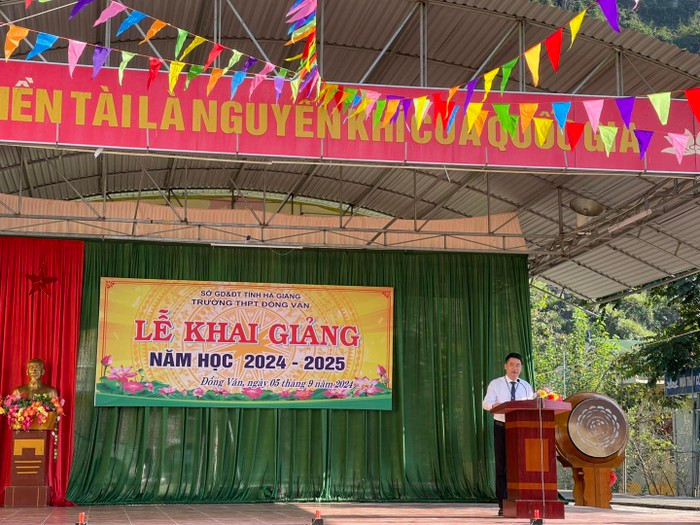 Thầy Nông Thế Huân - Hiệu trưởng Trường Trung học phổ thông Đồng Văn (huyện Đồng Văn, tỉnh Hà Giang). (Ảnh: Website nhà trường) unnamed-43-5720-1818.jpg