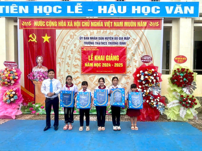 Dù còn nhiều khó khăn, thầy Trường vẫn cố gắng bám trụ ở vùng biên giới để đem kiến thức tới học trò. (Ảnh: NVCC) z6247745010791_7c0a5d3a458fe8467fdae721601b3143.jpg