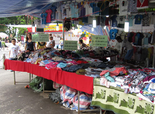 Hà Nội: Hội chợ đồ chơi trẻ em bán... đồ người lớn ảnh 6 Hội chợ đồ chơi trẻ em bán... đồ người lớn, Tin tức trong ngày, hoi cho do choi tre em, hoi cho, quoc te thieu nhi, tet thieu nhi, su kien, gian hang, do choi tre em, tin nhanh, tin nong