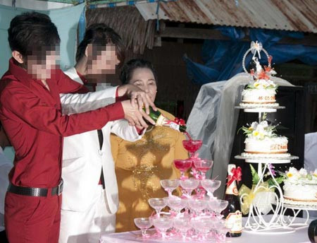 Thêm một đám cưới đồng tính ở miền Tây, Tin tức trong ngày, dam cuoi dong tinh, dong tinh, dong tinh nam, dam cuoi, mien tay, luat hon nhan gia dinh, bao, tin tuc, tin hot, tin hay