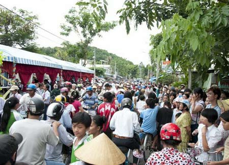 Thêm một đám cưới đồng tính ở miền Tây, Tin tức trong ngày, dam cuoi dong tinh, dong tinh, dong tinh nam, dam cuoi, mien tay, luat hon nhan gia dinh, bao, tin tuc, tin hot, tin hay