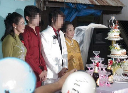 Thêm một đám cưới đồng tính ở miền Tây, Tin tức trong ngày, dam cuoi dong tinh, dong tinh, dong tinh nam, dam cuoi, mien tay, luat hon nhan gia dinh, bao, tin tuc, tin hot, tin hay