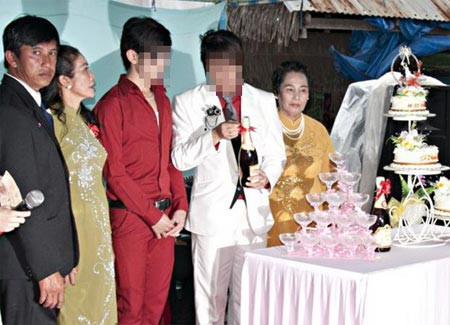 Thêm một đám cưới đồng tính ở miền Tây, Tin tức trong ngày, dam cuoi dong tinh, dong tinh, dong tinh nam, dam cuoi, mien tay, luat hon nhan gia dinh, bao, tin tuc, tin hot, tin hay