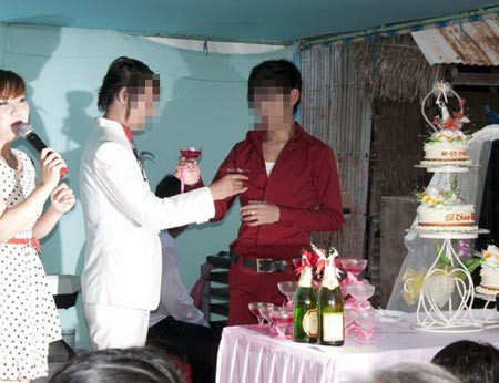 Thêm một đám cưới đồng tính ở miền Tây, Tin tức trong ngày, dam cuoi dong tinh, dong tinh, dong tinh nam, dam cuoi, mien tay, luat hon nhan gia dinh, bao, tin tuc, tin hot, tin hay