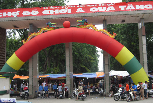 Hà Nội: Hội chợ đồ chơi trẻ em bán... đồ người lớn ảnh 1 Hội chợ đồ chơi trẻ em bán... đồ người lớn, Tin tức trong ngày, hoi cho do choi tre em, hoi cho, quoc te thieu nhi, tet thieu nhi, su kien, gian hang, do choi tre em, tin nhanh, tin nong