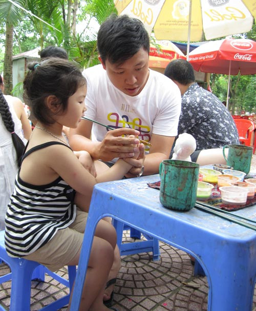 Hà Nội: Hội chợ đồ chơi trẻ em bán... đồ người lớn ảnh 14 Hội chợ đồ chơi trẻ em bán... đồ người lớn, Tin tức trong ngày, hoi cho do choi tre em, hoi cho, quoc te thieu nhi, tet thieu nhi, su kien, gian hang, do choi tre em, tin nhanh, tin nong