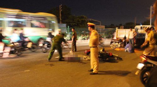 Cán chết người bỏ chạy, bị người dân bắt lại ảnh 1 Cán chết người bỏ chạy, bị người dân bắt lại, Tin tức trong ngày, tai nan giao thong, can chet nguoi, tai nan xe bon, tai nan, tai nan chet nguoi, tong chet nguoi roi bo chay, tai xe, bao, tin nhanh, tin hot, tin tuc