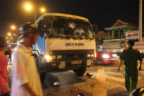 Cán chết người bỏ chạy, bị người dân bắt lại ảnh 2 Cán chết người bỏ chạy, bị người dân bắt lại, Tin tức trong ngày, tai nan giao thong, can chet nguoi, tai nan xe bon, tai nan, tai nan chet nguoi, tong chet nguoi roi bo chay, tai xe, bao, tin nhanh, tin hot, tin tuc