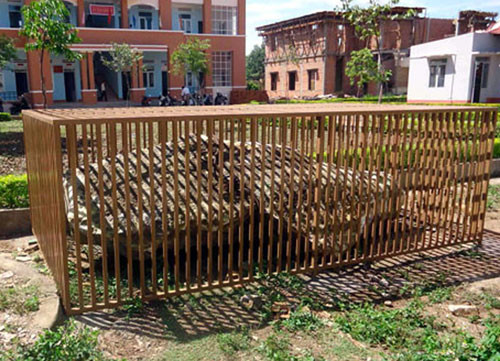 Chính quyền tổ chức cưỡng chế, “bắt giam” hòn đá trong lồng sắt ảnh 1 “Bắt giam” hòn đá