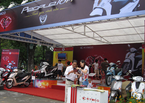 Hà Nội: Hội chợ đồ chơi trẻ em bán... đồ người lớn ảnh 4 Hội chợ đồ chơi trẻ em bán... đồ người lớn, Tin tức trong ngày, hoi cho do choi tre em, hoi cho, quoc te thieu nhi, tet thieu nhi, su kien, gian hang, do choi tre em, tin nhanh, tin nong