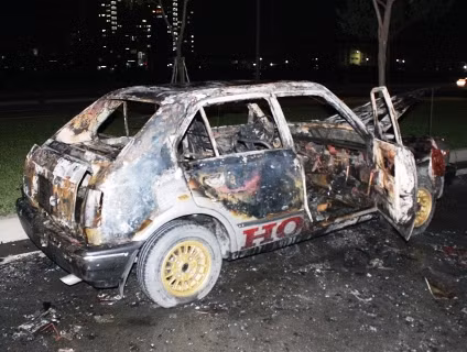 Chiếc xe bị cháy rụi.