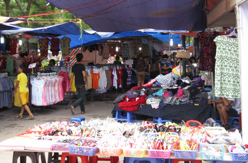 Hà Nội: Hội chợ đồ chơi trẻ em bán... đồ người lớn ảnh 2 Hội chợ đồ chơi trẻ em bán... đồ người lớn, Tin tức trong ngày, hoi cho do choi tre em, hoi cho, quoc te thieu nhi, tet thieu nhi, su kien, gian hang, do choi tre em, tin nhanh, tin nong