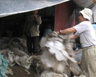 Rác tràn ngập khắp nơi trong làng được những người công nhân chuyển vào tái chế Rác tràn ngập khắp nơi trong làng được những người công nhân chuyển vào tái chế