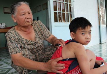 Viết chữ xấu, một học sinh bị đòn nhừ tử ảnh 1 Viết chữ xấu, một học sinh bị đòn nhừ tử ảnh 1