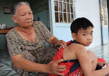 Viết chữ xấu, một học sinh bị đòn nhừ tử ảnh 1