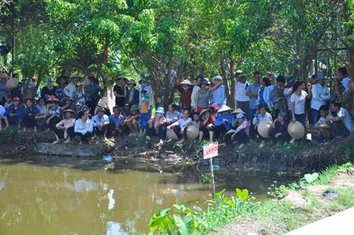 Hàng trăm người dân tụ tập quanh ao nước nơi phát hiện xác Thùy