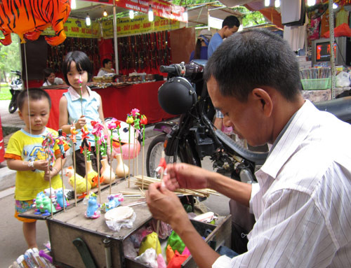 Hà Nội: Hội chợ đồ chơi trẻ em bán... đồ người lớn ảnh 11 Hội chợ đồ chơi trẻ em bán... đồ người lớn, Tin tức trong ngày, hoi cho do choi tre em, hoi cho, quoc te thieu nhi, tet thieu nhi, su kien, gian hang, do choi tre em, tin nhanh, tin nong