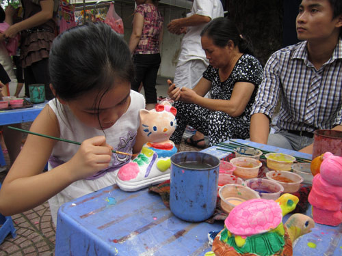 Hà Nội: Hội chợ đồ chơi trẻ em bán... đồ người lớn ảnh 13 Hội chợ đồ chơi trẻ em bán... đồ người lớn, Tin tức trong ngày, hoi cho do choi tre em, hoi cho, quoc te thieu nhi, tet thieu nhi, su kien, gian hang, do choi tre em, tin nhanh, tin nong