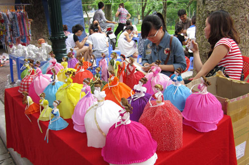 Hà Nội: Hội chợ đồ chơi trẻ em bán... đồ người lớn ảnh 12 Hội chợ đồ chơi trẻ em bán... đồ người lớn, Tin tức trong ngày, hoi cho do choi tre em, hoi cho, quoc te thieu nhi, tet thieu nhi, su kien, gian hang, do choi tre em, tin nhanh, tin nong