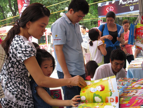 Hà Nội: Hội chợ đồ chơi trẻ em bán... đồ người lớn ảnh 10 Hội chợ đồ chơi trẻ em bán... đồ người lớn, Tin tức trong ngày, hoi cho do choi tre em, hoi cho, quoc te thieu nhi, tet thieu nhi, su kien, gian hang, do choi tre em, tin nhanh, tin nong